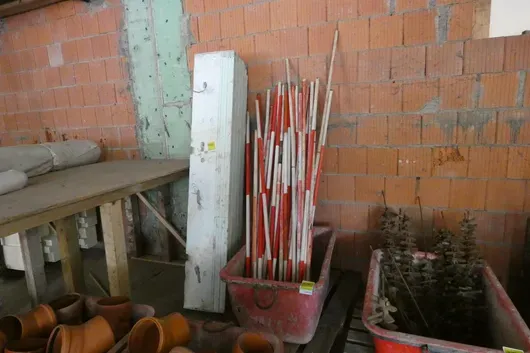 Vanička na maltu s vytyčovacími tyčemi