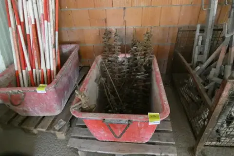 Vanička na maltu s napínáky a napínacími háky