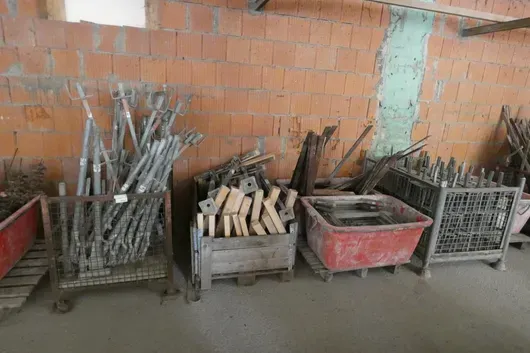 2 mesh pallets, wooden crate and mortar tub with formwork and scaffolding accessories