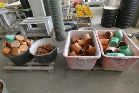 2 vany na maltu a 2 kbelíky na maltu s tvarovkami KG, vana s prasklinou