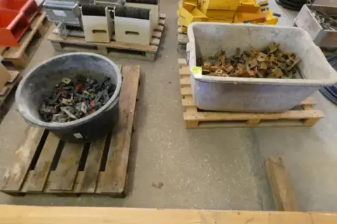 Maltařská vana a kalfas s napínáky/napínacími háky