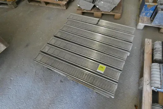 Posten Entwässerungsrinnen mit Edelstahl-Längsstabrosten