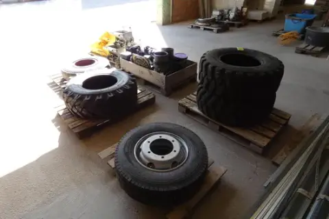 5 tyres, of which 2 with rim