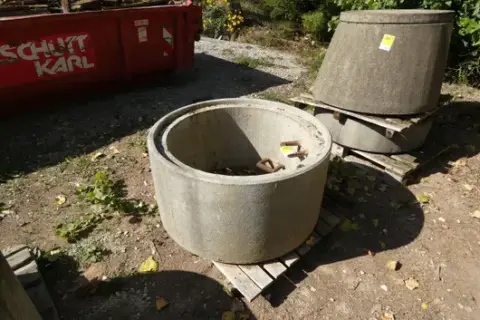 Concrete manhole ring