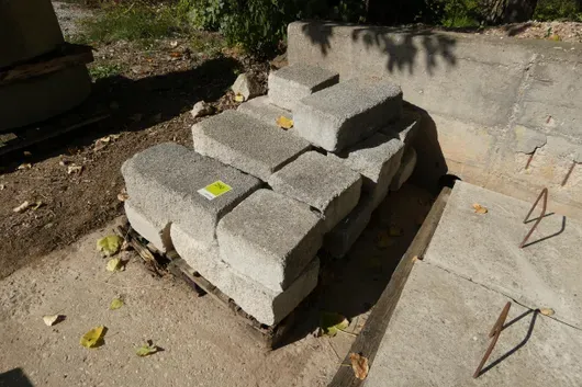 Bundle of masonry bricks