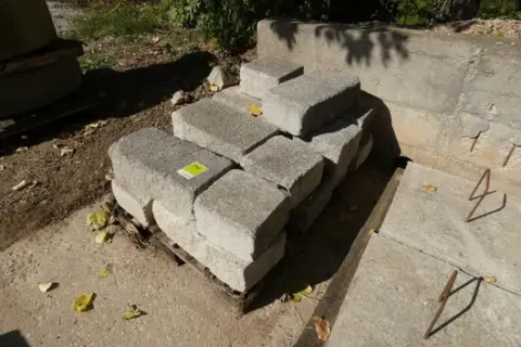 Bundle of masonry bricks