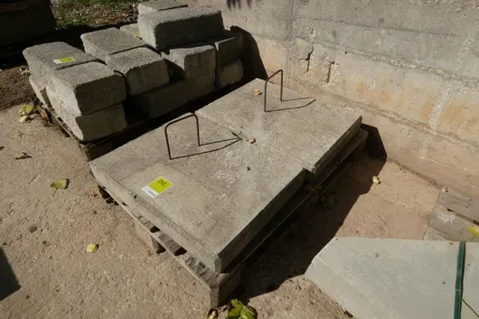 Concrete slabs with integrated transport lugs