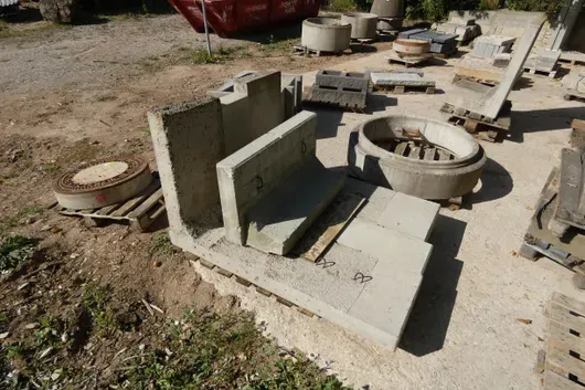 Lot of stone angle brackets