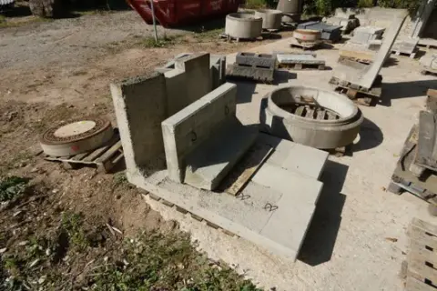 Lot of stone angle brackets