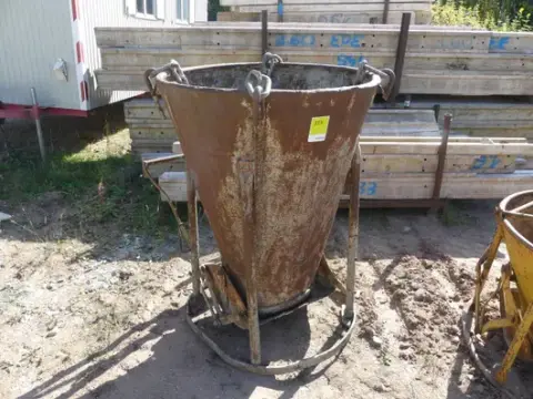 Concrete bucket