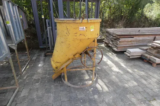 Concrete bucket for crane, with handwheel bottom discharge, yellow