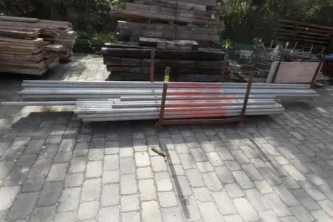 Lot of galvanized scaffolding tubes, in stacking rack