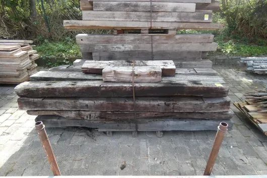 Lot de poutres en bois