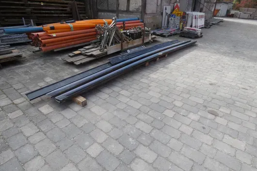 Posten Außenfensterbleche mit Schutzfolie, lang auf Kanthölzer