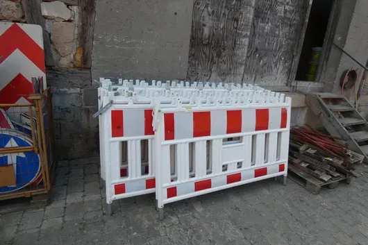 Sada zábranových mříží, plast, červenobílé