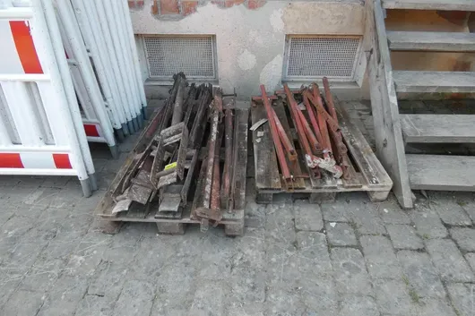 Mixed lot, including formwork props and steel profiles