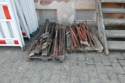 Mixed lot, including formwork props and steel profiles