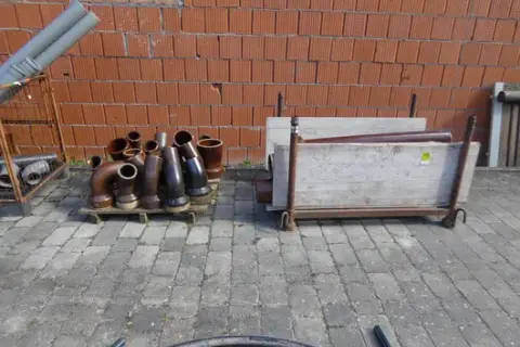 Stacking rack and pallet with stoneware pipes and fittings
