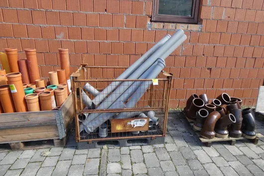 Gitterbox mit HT-Rohren und Formstücken, grau