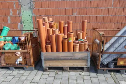 Lot of KG pipes and fittings, orange