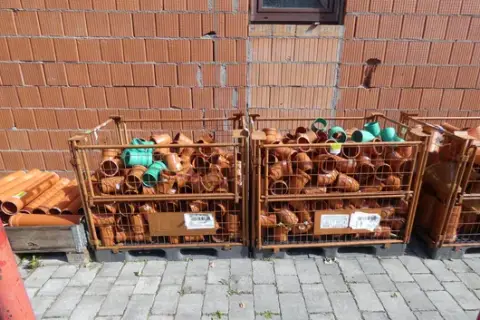 2x mesh pallet boxes with KG fittings, incl. bends and branches, orange and green