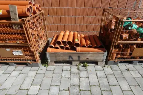 Lot of KG pipes, orange
