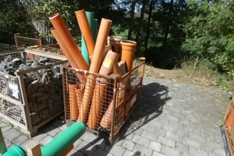 Mesh pallet with KG pipes and fittings, orange and green