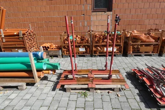 2x штабелируемая стойка со стойками, красная