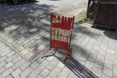Scissor barrier, red-white, with feet