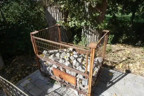 Mesh pallet with granite paving stones, light grey