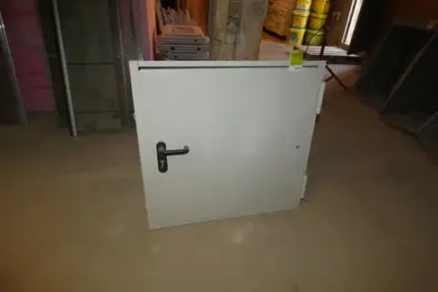 Steel door with frame, grey, with handle set and key, DIN right