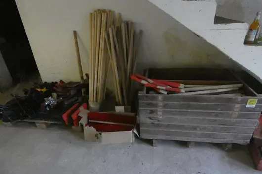 Partij houten stelen, bezems, harken en schopbladen