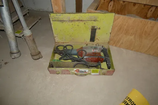 Marteau perforateur et burineur avec burin dans coffret métallique, défectueux