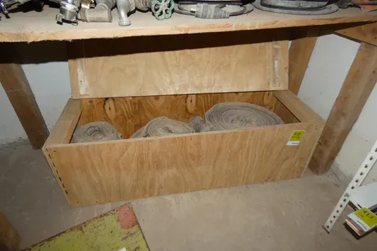 Dřevěná bedna s hadicemi B a spojkami