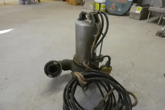 Waste water submersible pump with Storz coupling and cable