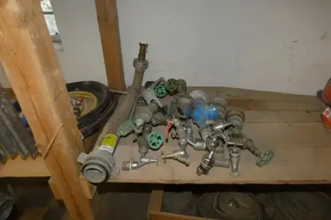 Mixed lot of water fittings, valves, taps, water meters and standpipe with couplings