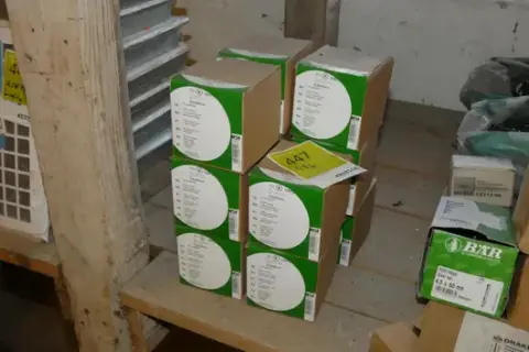 11 boxes of roofing felt nails, galvanised