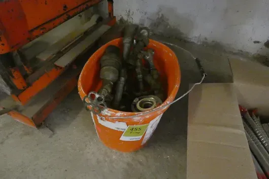 Seau avec lot de robinets d'eau, vannes, raccords Storz et robinets de purge