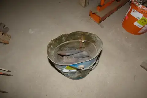 Eimer mit flachen Stahlkeilen