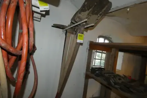 5x Handwerkzeug mit Holzstiel, u. a. Schaufel und Kreuzhacke