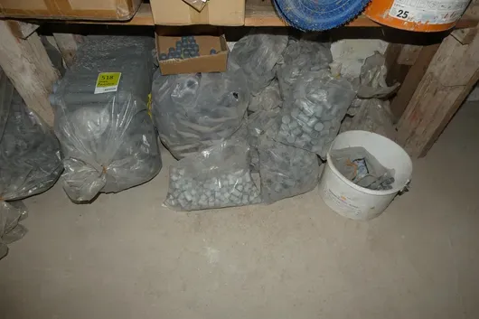 Posten Säcke und Eimer mit Kunststoff-Distanzrohren und Konen für Schalung