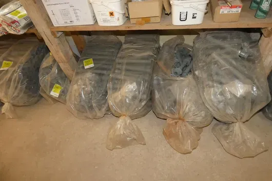 Posten Säcke mit Kunststoff-Distanzrohren und Konen für Schalung