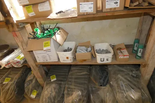 Postent Dämmstoffhalter, Erdungs-Kreuzverbinder in Eimern, Ringschrauben und Spraydosen