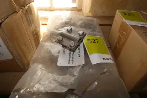 Bag of cross connectors for earthing/lightning protection, heavy-duty version