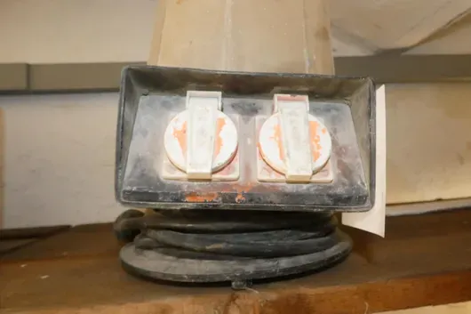 Lampe de chantier avec prises et câble, noire