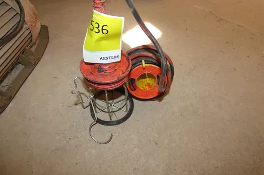 Handleuchte mit Schutzkorb und Kabel, rot