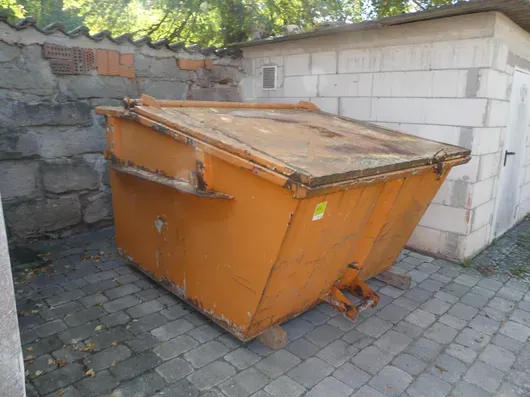 Skip container with lid