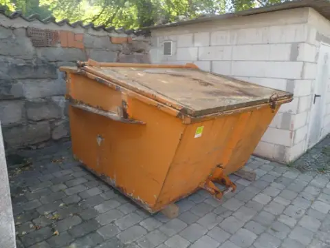 Skip container with lid