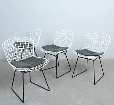 HARRY BERTOIA. Knoll International. Set of chairs / dining chairs, model 420, Side Chair / Bertoia Chair, design from the 1950s.