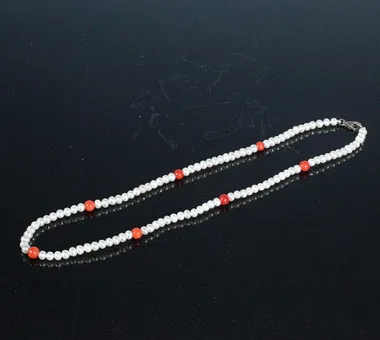 Collier de perles de culture d'eau douce avec corail.